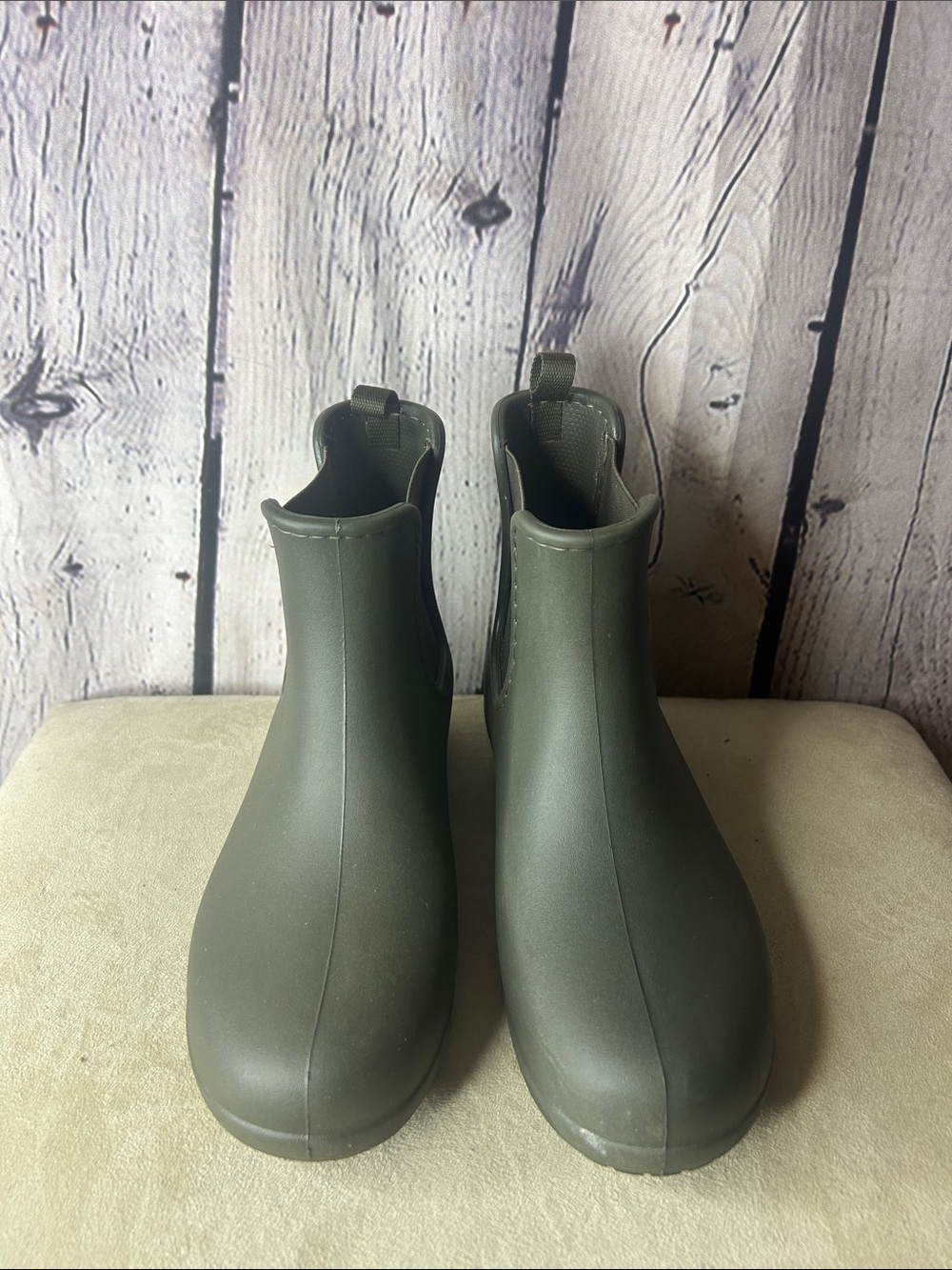 Crocs womens Freesail Chelsea boots with elastic side women’s size 7